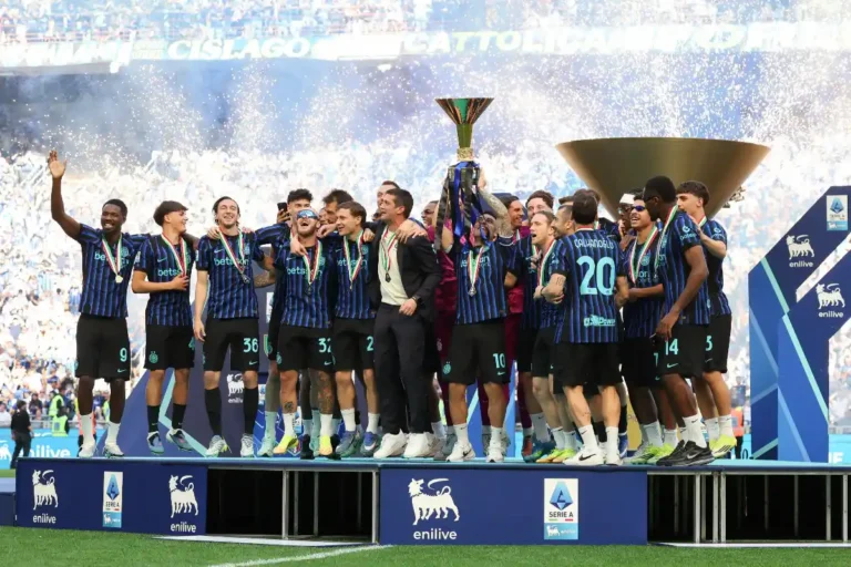 Squadra dell'Inter festeggia lo Scudetto sul podio con trofeo e coriandoli