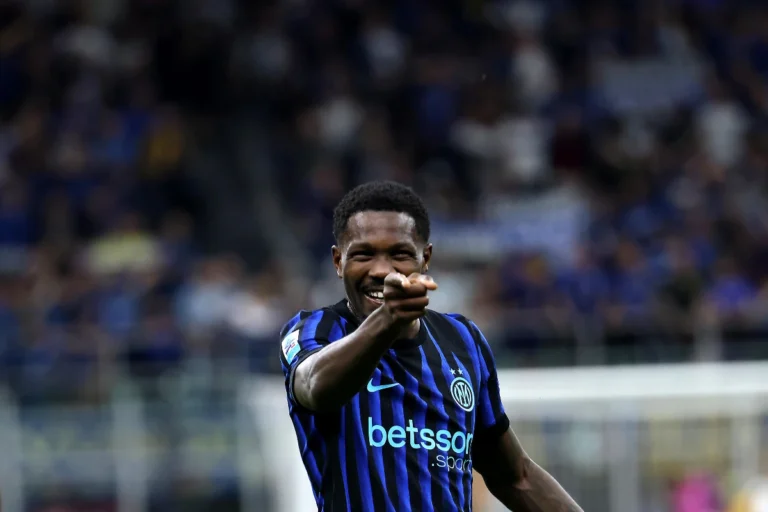 Marcus Thuram in maglia Inter sorride e indica durante una partita