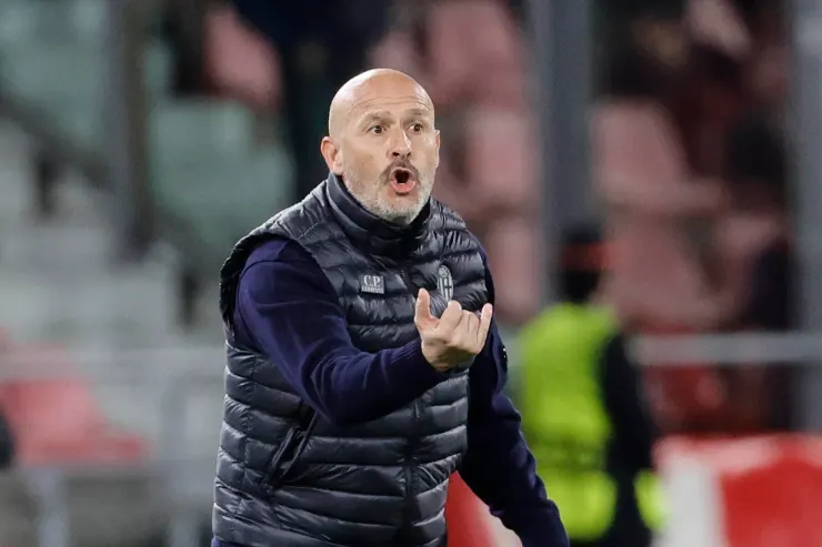 Vincenzo Italiano durante una partita, gesticola dalle panchina con giubbotto nero