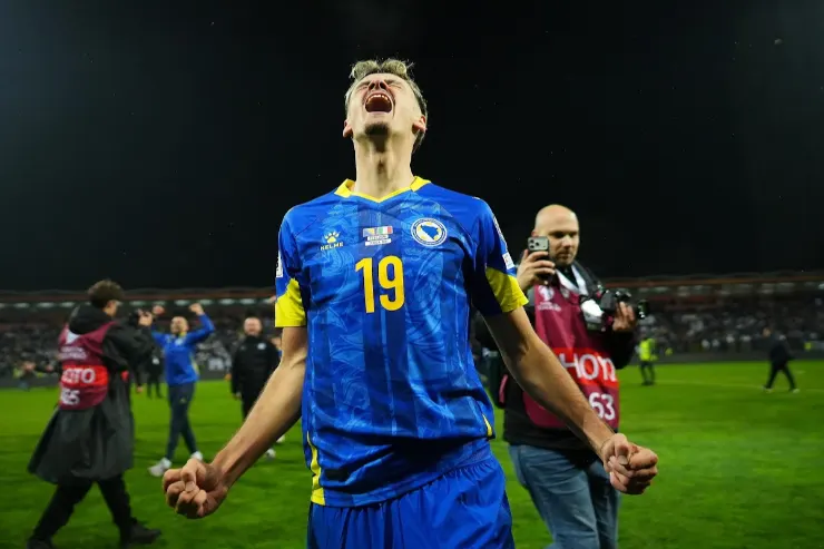 Kerim Alajbegovic esulta in divisa Bosnia numero 19 durante una partita internazionale