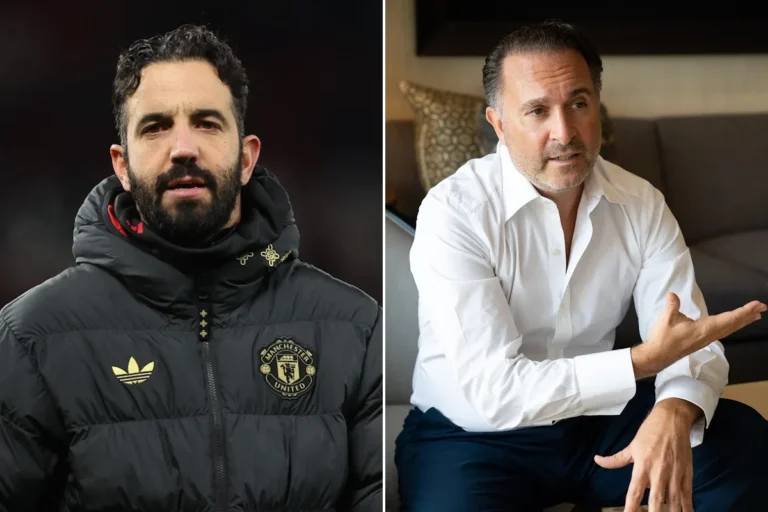 Ruben Amorim in parka Manchester United sulla sinistra, Gerry Cardinale in camicia bianca sulla destra durante un'intervista