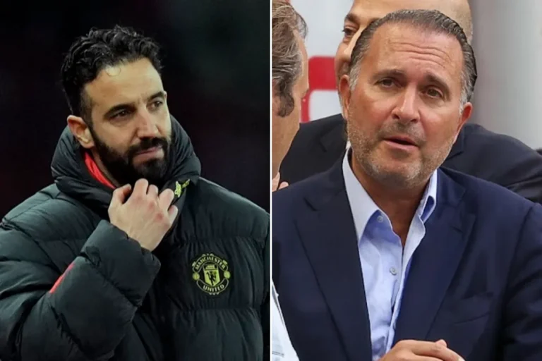 Rúben Amorim in panchina con la giacca del Manchester United durante una partita