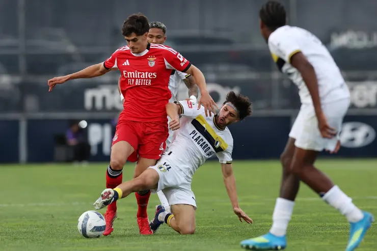 Antonio Silva del Benfica in azione durante una partita, contrasta un avversario in maglia rossa