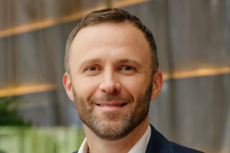 Calvelli, CEO Milan, in primo piano con sfondo corporate