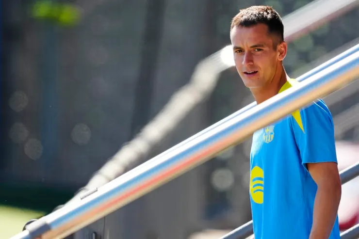 Casadó in maglia blu e gialla durante un allenamento allo stadio