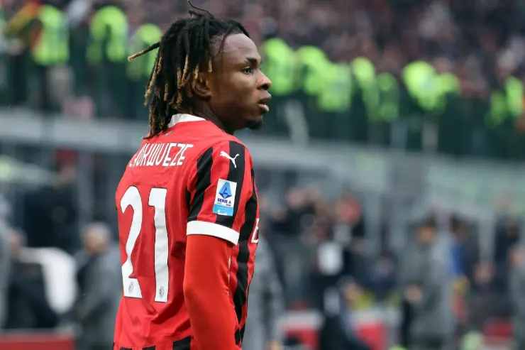 Chukwueze indossa la maglia rossonera numero 21 del Milan durante una partita in Serie A