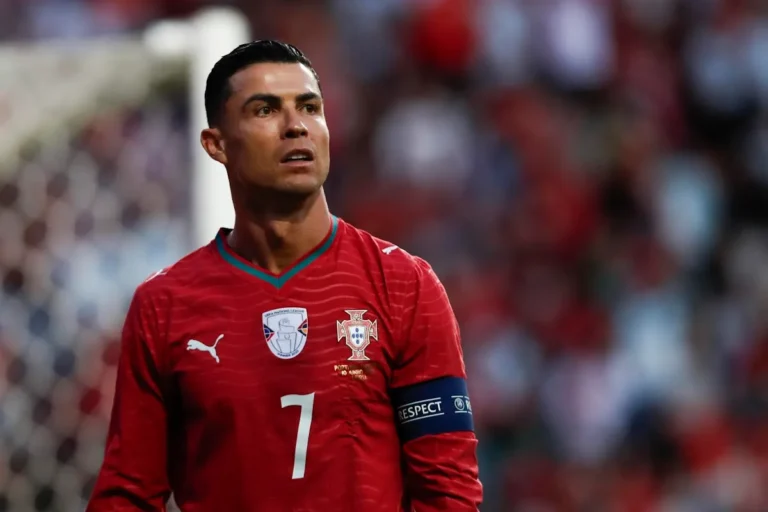 Cristiano Ronaldo con la maglia della nazionale portoghese numero 7 e fascia di capitano durante una partita