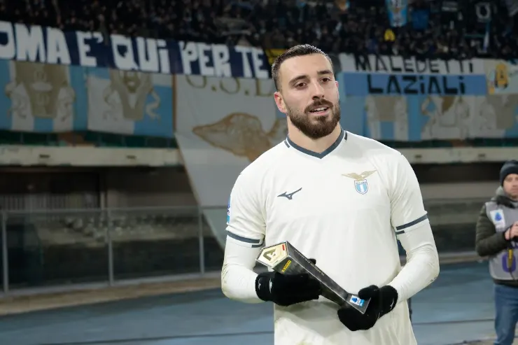 Mario Gila della Lazio in maglia bianca con guantoni durante una partita allo stadio Olimpico