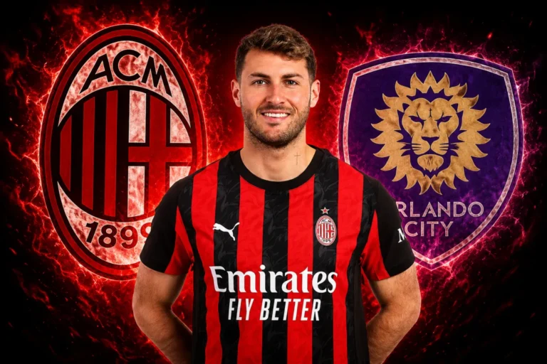 Santiago Gimenez con la maglia AC Milan, ritratto ufficiale davanti ai loghi di Milan e Orlando City