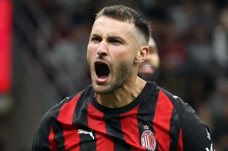 Gimenez con la maglia del Milan esulta durante una partita, indossando la divisa rossonera a strisce verticali