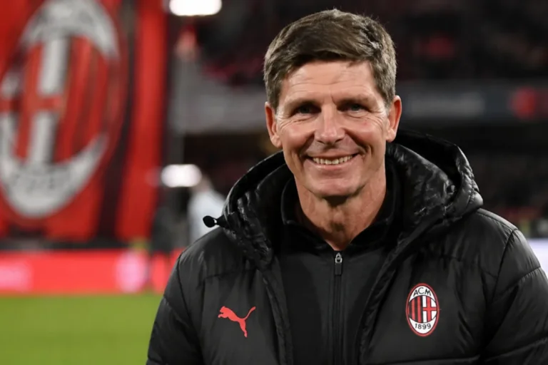 Oliver Glasner sorride in campo con la giacca tecnica Puma del Milan