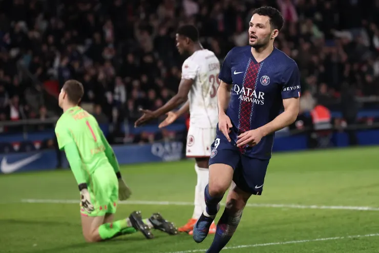 Gonçalo Ramos in azione durante una partita, con la maglia del PSG e pallone a terra