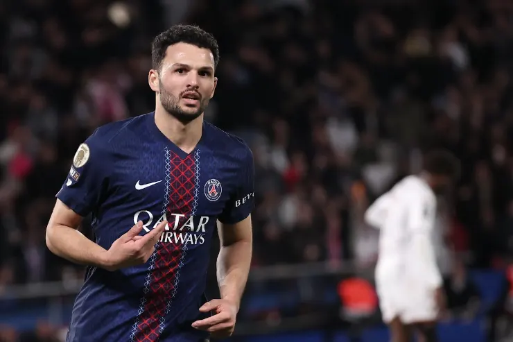 Gonçalo Ramos in maglia PSG durante una partita, con il pallone in controllo