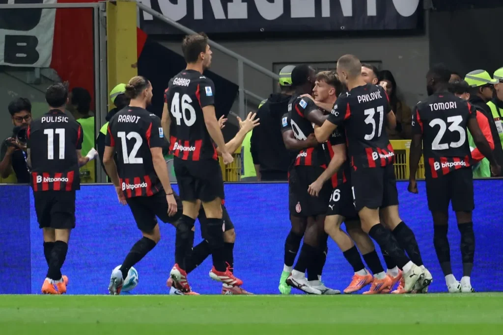 Giocatori del Milan in esultanza a bordo campo: Pulisic, Rabiot, Fofana e Tomori in maglia rossonera Bitpanda