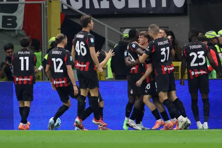 Giocatori del Milan esultano a bordo campo in maglia rossonera Bitpanda: visibili Pulisic, Rabiot, Fofana e Tomori