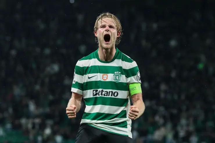 Hjulmand esulta durante una partita, indossa la maglia del Sporting Lisbona a righe verde e bianco con fascia da capitano
