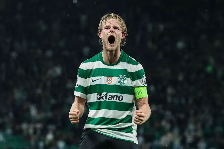 Hjulmand esulta durante una partita, indossa la maglia del Sporting Lisbona con fascia di capitano