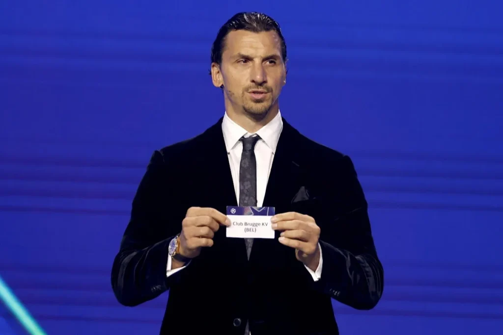 Zlatan Ibrahimovic in smoking estrae la busta del Club Brugge durante un evento di sorteggio europeo