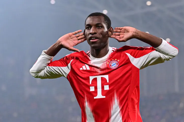 Nicolas Jackson in maglia Bayern Monaco con gesto celebrativo, le mani alle orecchie