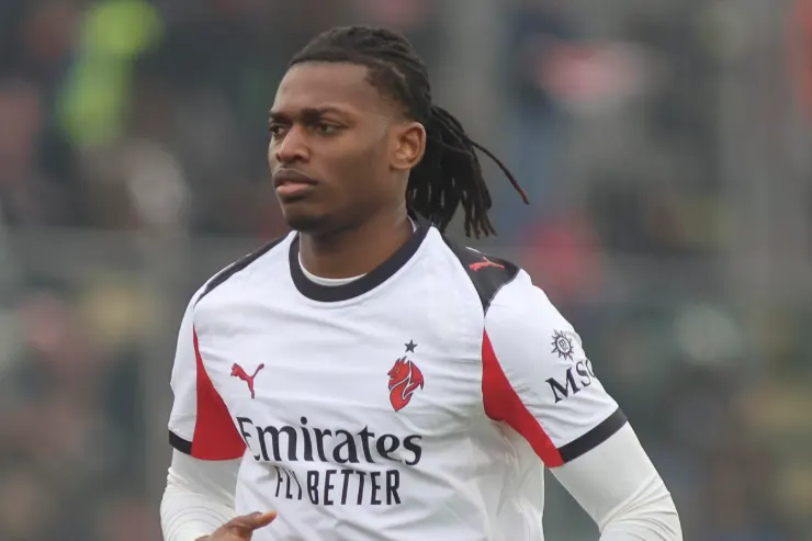 Rafael Leao in maglia Arsenal, attaccante del Milan con dreadlock durante una partita