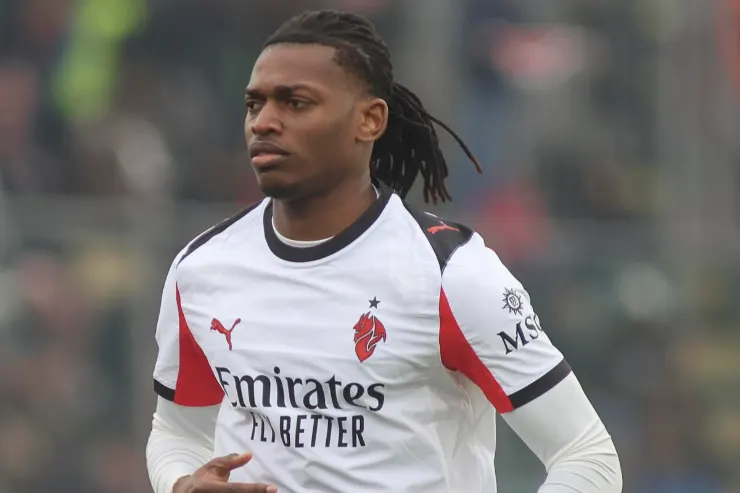 Rafael Leao in maglia Milan, durante una partita. Attaccante portoghese con dreadlock indossa la divisa rossonera con sponsor Emirates.
