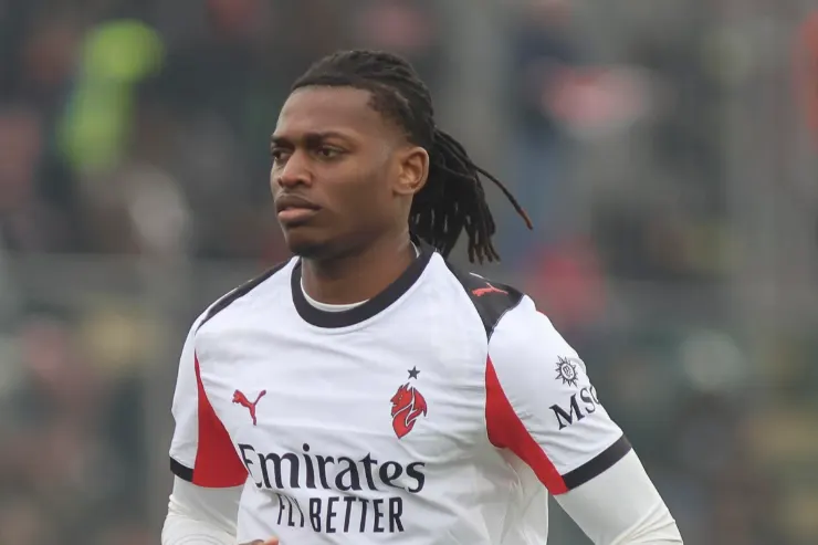 Rafael Leao in maglia Milan durante una partita, con sguardo concentrato in campo