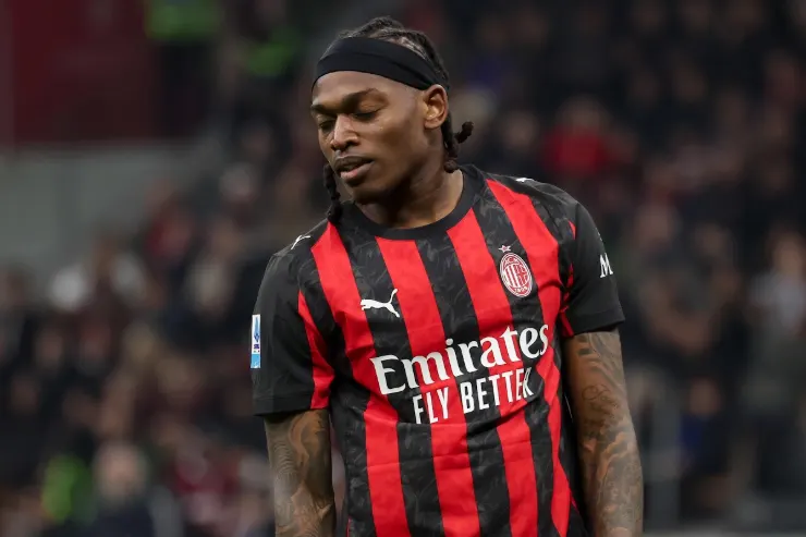 Rafael Leao in maglia Milan durante una partita, con sguardo concentrato