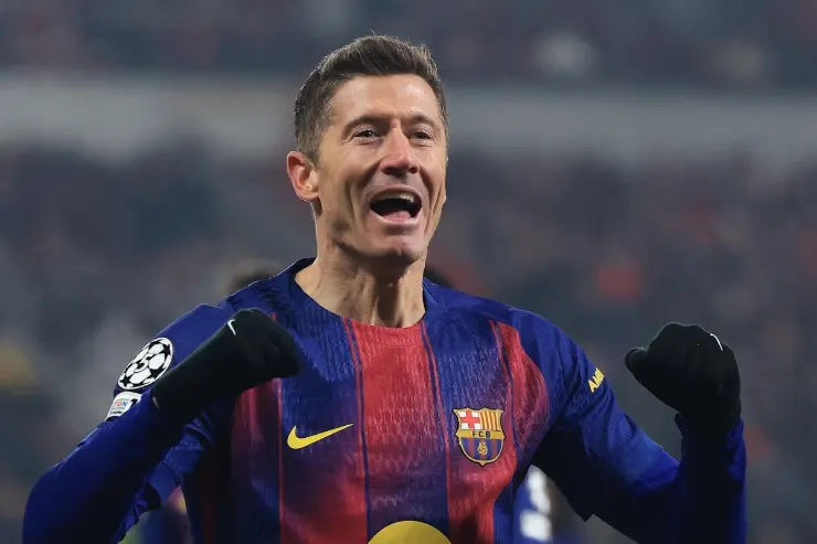 Robert Lewandowski in maglia FC Barcelona durante una partita di Champions League, con espressione di gioia