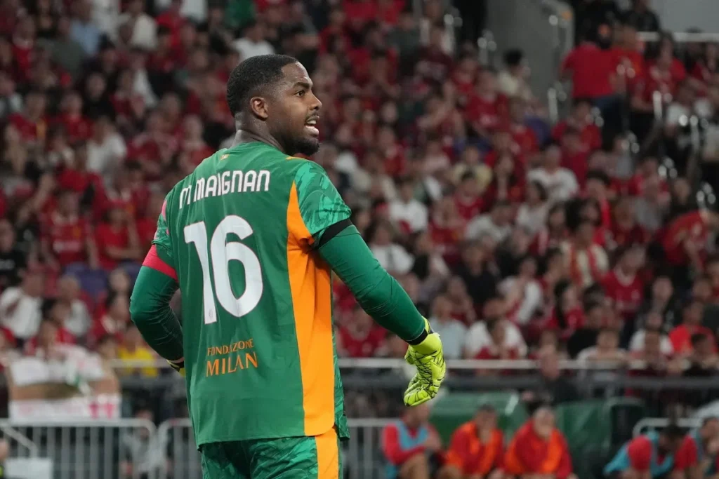 Mike Maignan, portiere del Milan, in divisa verde e gialla numero 16 durante una partita allo stadio