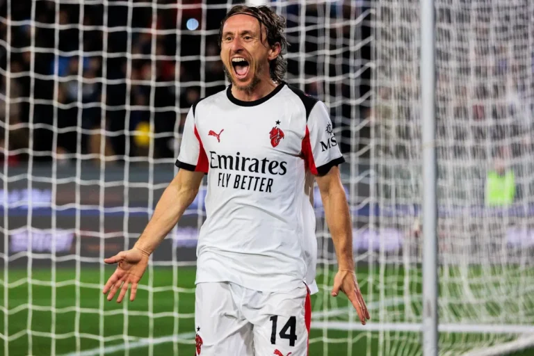 Luka Modrić con la maglia del Milan numero 14 esulta in campo davanti alla porta