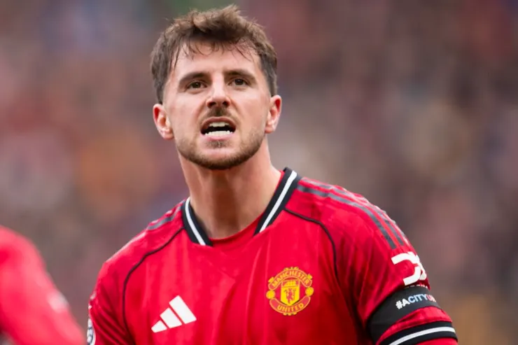 Mason Mount in maglia Manchester United rossa con fascia di capitano durante una partita