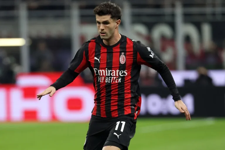 Christian Pulisic con palla al piede durante una partita del Milan in maglia rossonera