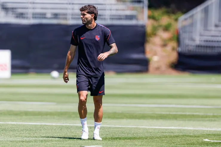 Pulisic durante l'allenamento con la nazionale USA, in maglia azzurra da training
