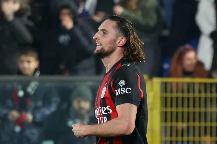 Adrien Rabiot in maglia Milan durante una partita, nel momento di un'esultanza