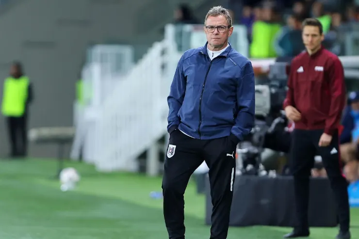Ralf Rangnick in panchina durante una partita, indossa la tuta blu ufficiale con lo stemma della nazionale austriaca