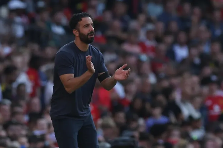 Rúben Amorim gesticola durante una partita, in panchina con lo stadio sullo sfondo