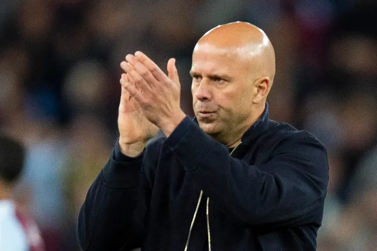 Arne Slot, allenatore, applaudisce durante una partita di calcio