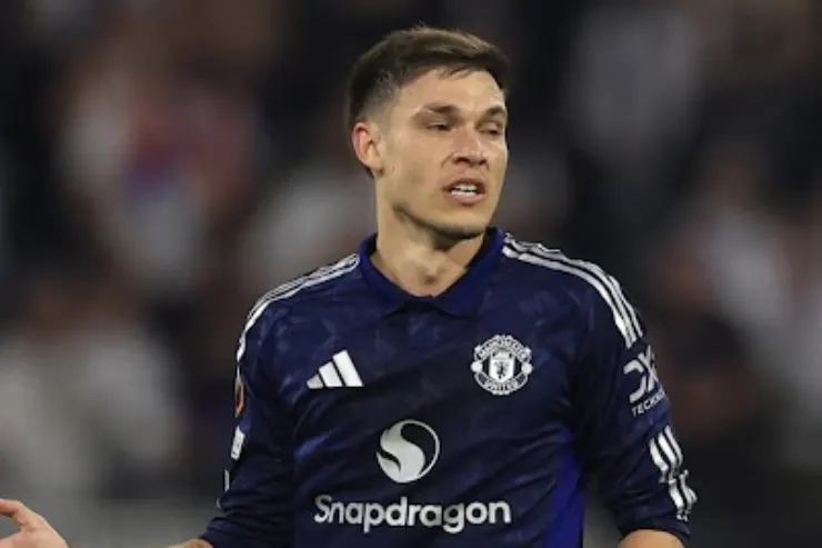 Ugarte in maglia Manchester United durante una partita, con sponsor Snapdragon visibile sulla divisa