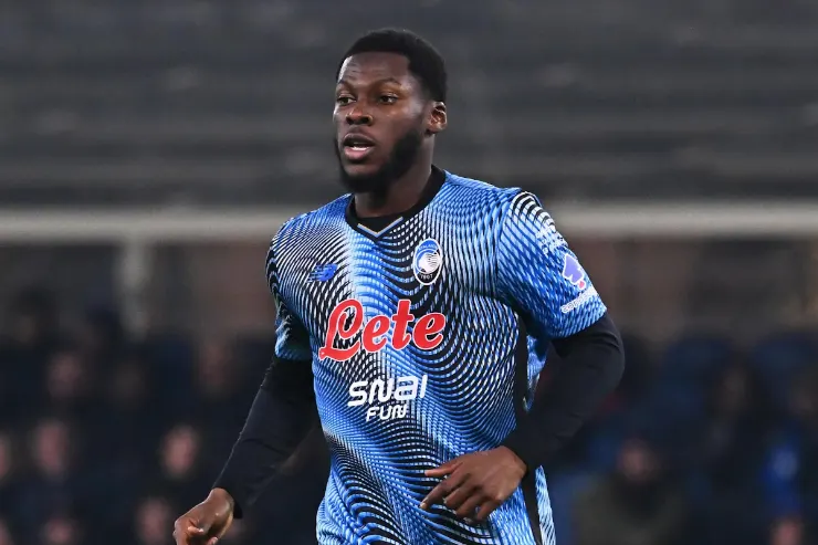 Yunus Musah in maglia azzurra Napoli durante una partita