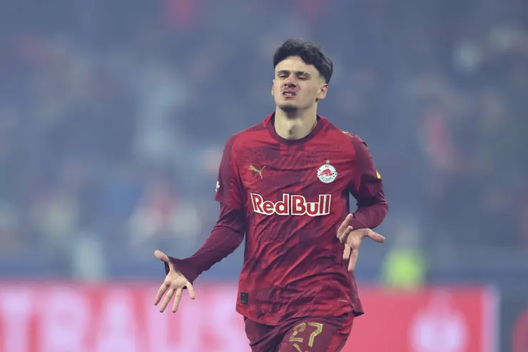 Alajbegovic in maglia Red Bull durante una partita, con gesto delle braccia aperto