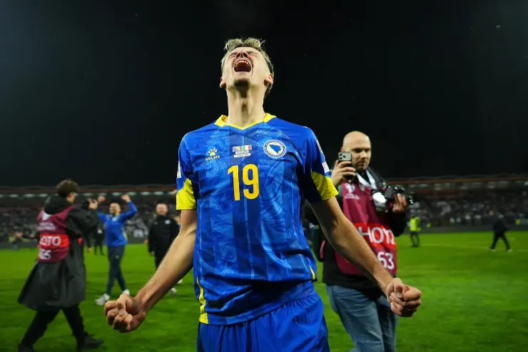 Giocatore della Bosnia ed Erzegovina numero 19 esulta sul campo durante una partita internazionale