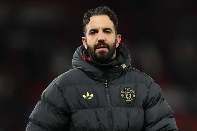 Ruben Amorim in giacca nera del Manchester United durante una partita