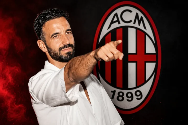 Ruben Amorim in camicia bianca indica il logo dell'AC Milan su sfondo rosso