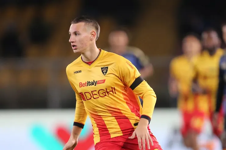 Camarda in azione durante la partita, indossa la maglia giallo-rossa del Lecce con sponsor Betitaly