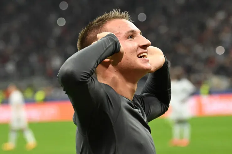 Camarda esulta durante una partita del Milan, con le mani alle orecchie in segno di gioia