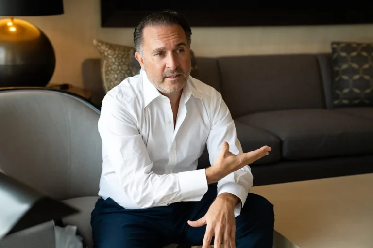 Gerry Cardinale, presidente del Milan, durante un incontro in ufficio