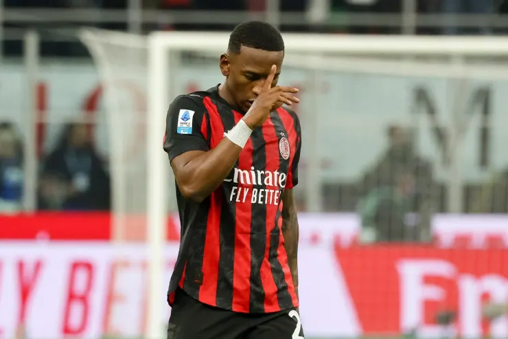 Estupinian con maglia del Milan durante una partita in Serie A, con sponsor Fly Better visibile