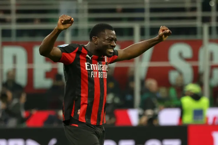 Fofana con la maglia del Milan esulta con le braccia alzate durante una partita a San Siro