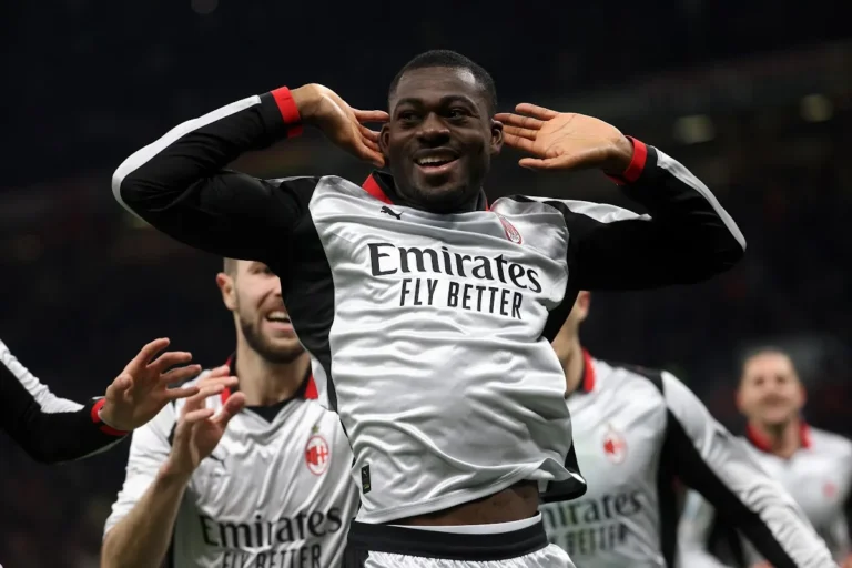 Fofana esulta in campo con la maglia del Milan, celebrate con i compagni