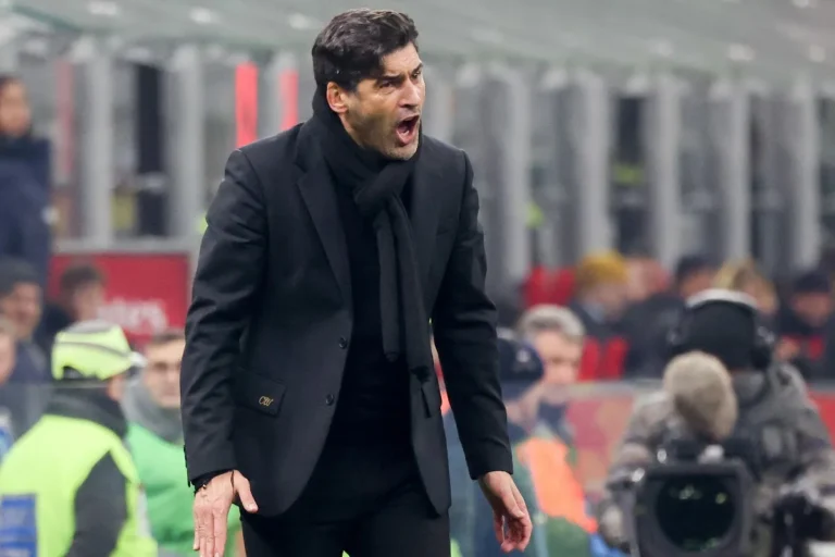 Paulo Fonseca in panchina durante una partita del Milan, con espressione intensa e voce alzata